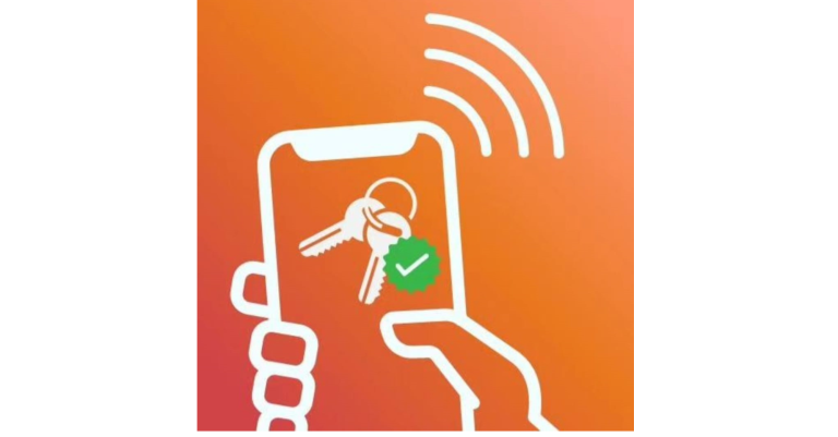 Hand hält ein Smartphone mit einem Schlüssel-Symbol und einem Häkchen darauf.